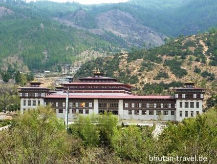30 das parlament in der nhe des dzongs